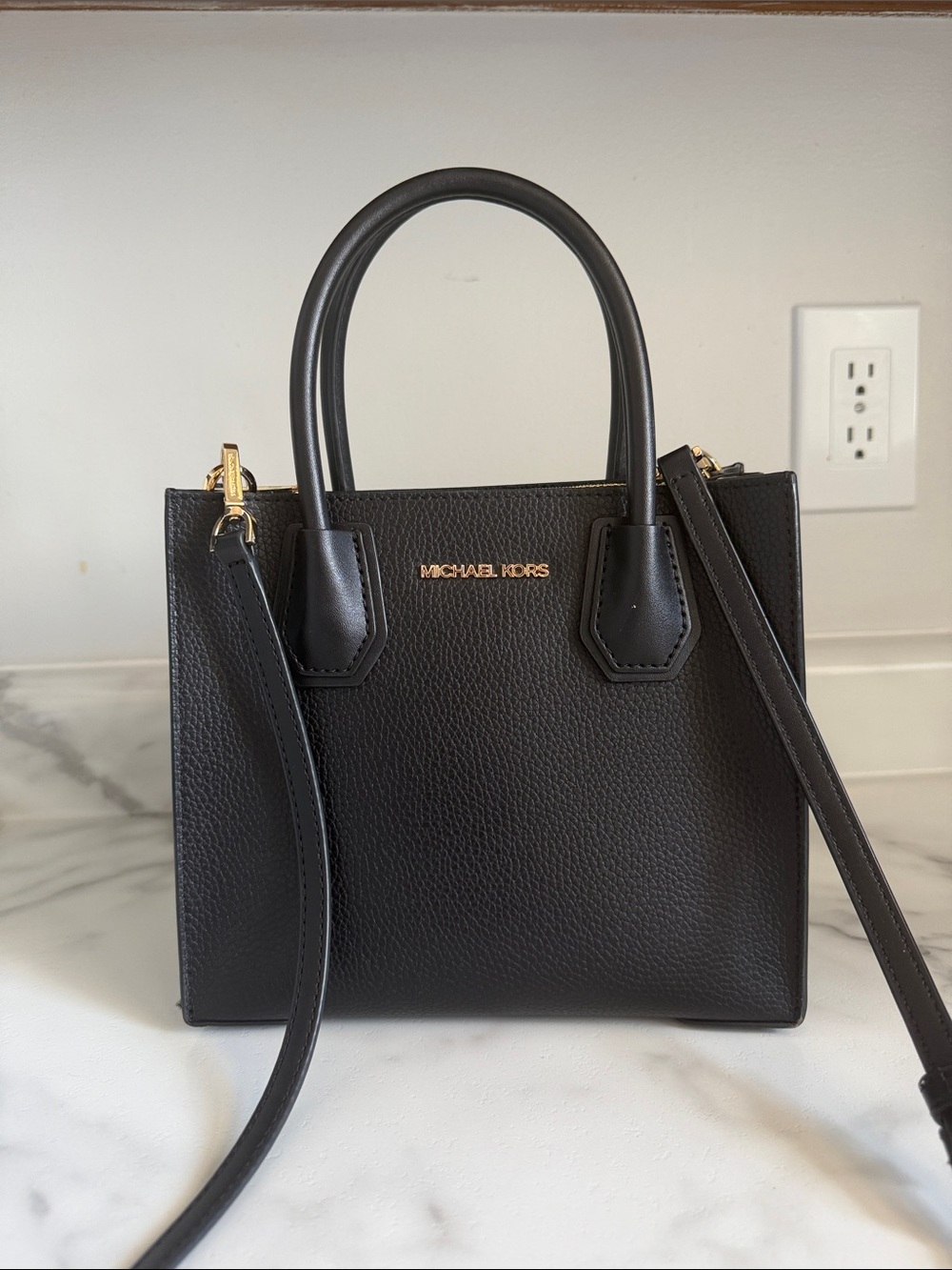 ✨GREAT CONDITION, no marks‼️Michael Kors Leather Satchel with Gold Hardware